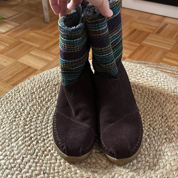 Toms brown suede mocassin boots with colorful knit 🧶 design size 9 - Picture 3 of 8